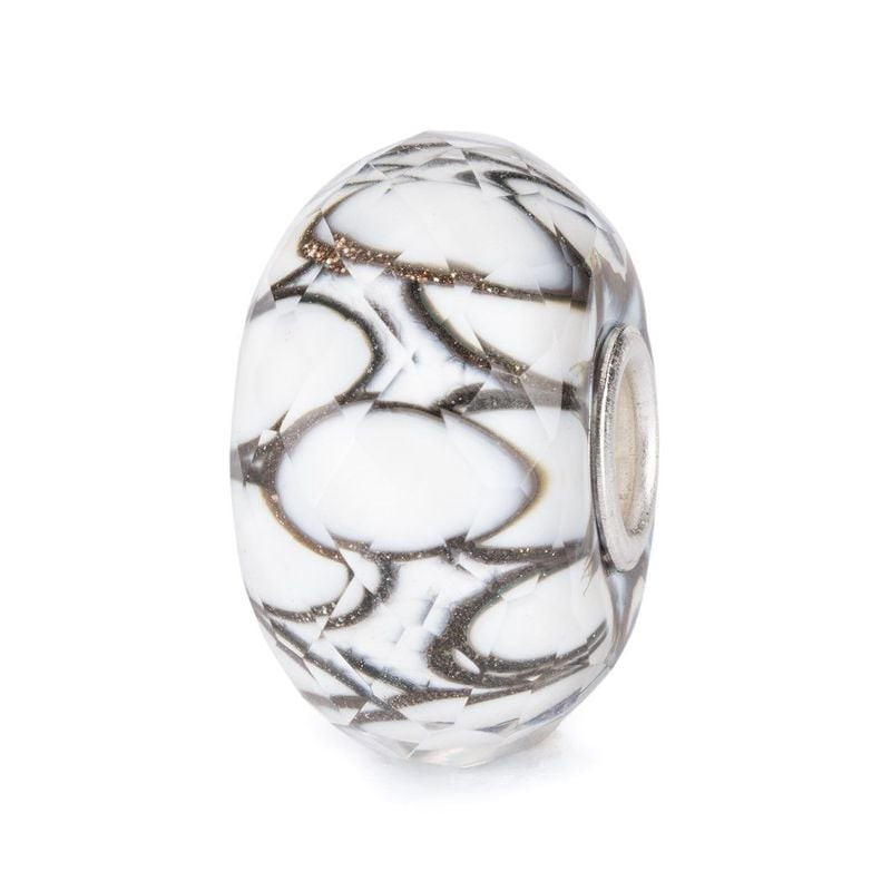 Perle Trollbeads Bubble Drift en verre blanc facetté avec motif noir tourbillonnant sur fond blanc