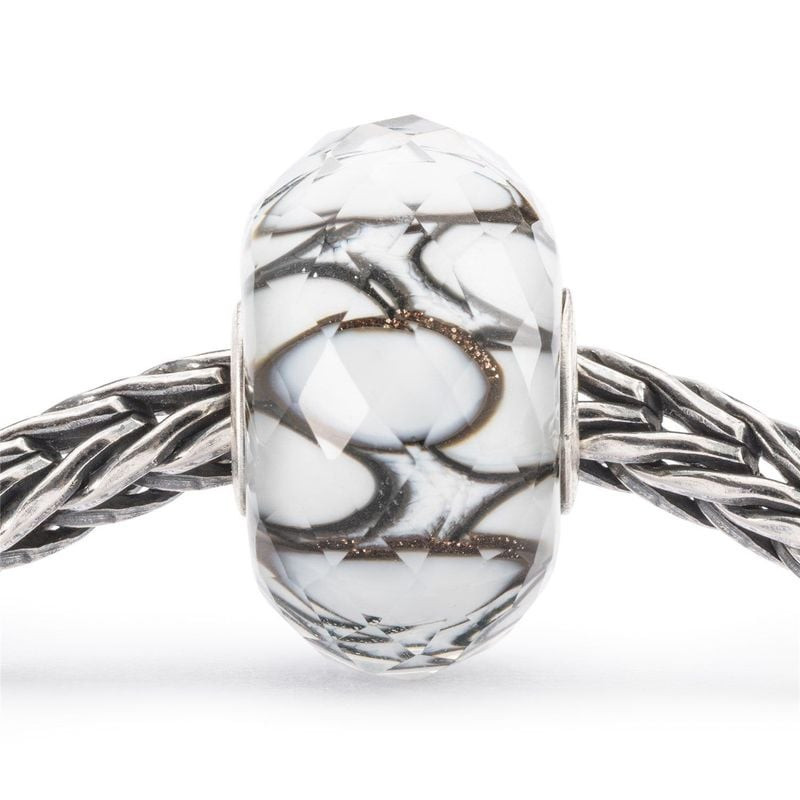 Gros plan de la perle Trollbeads Bubble Drift enfilée sur une chaîne en argent, montrant sa surface 