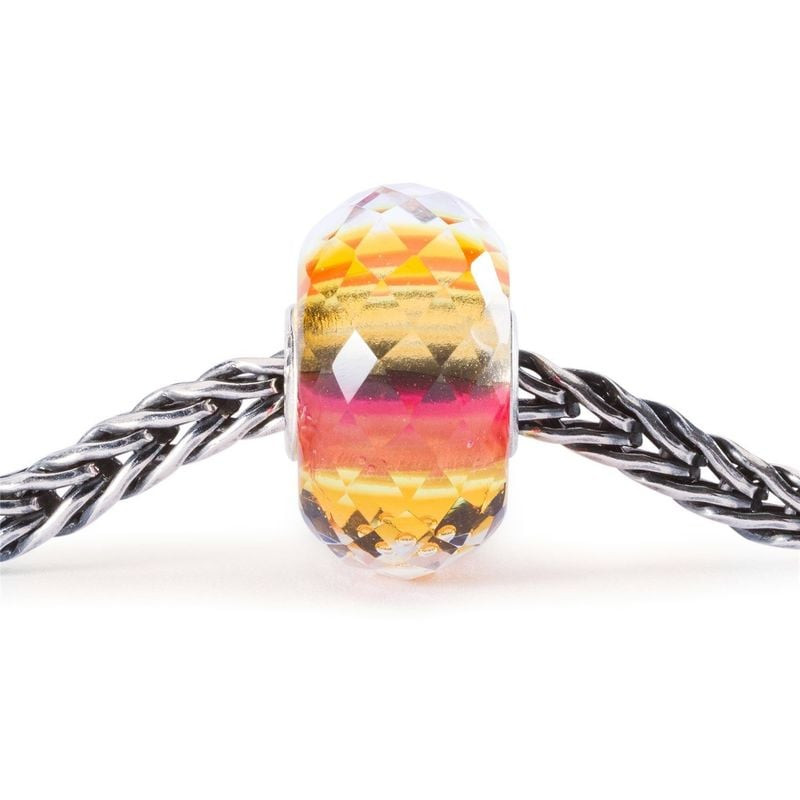 Packshot de la Perle Trollbeads Day 2023 Facettée Verre Noir, édition limitée en verre noir.