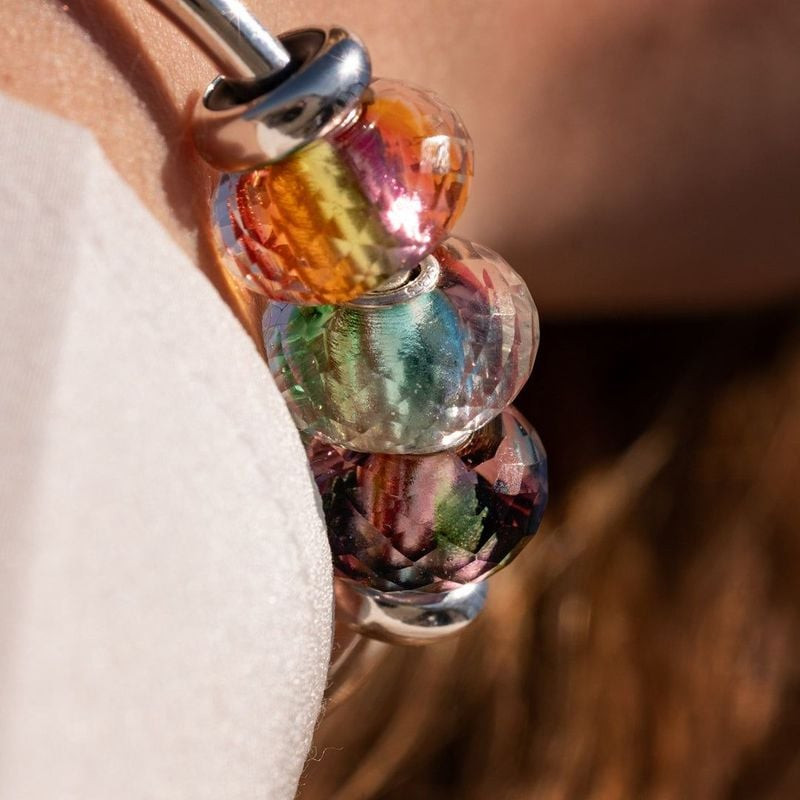 Perle Trollbeads Day 2023 Facettée Verre Noir portée sur bracelet, éclat noir et facettes lumineuses