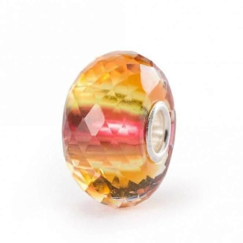 Packshot de la Perle Trollbeads Day 2023 Facettée Verre Noir, édition limitée en verre facetté.