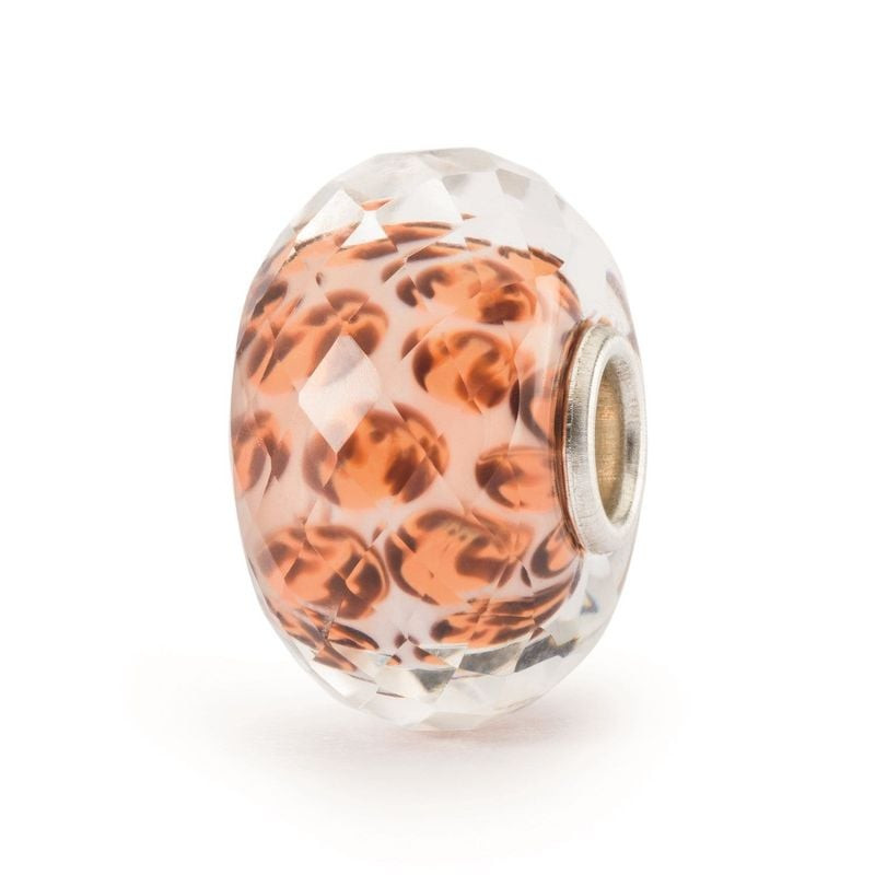 Vue de côté de la perle Trollbeads Taches de Léopard en verre, montrant sa surface à facettes et son