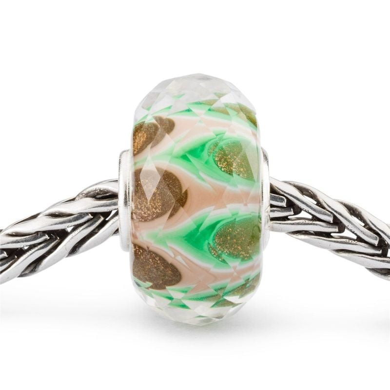 Perle en verre Trollbeads Emerald Symphony enfilée sur une chaîne en argent sterling, motif de feuil
