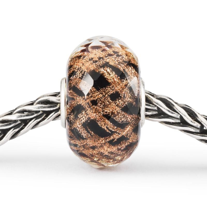 Perle de verre Trollbeads Happy 2023 enfilée sur une chaîne en argent, motif facetté noir et paillet