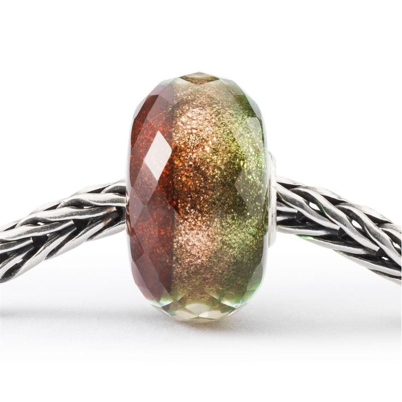 Perle en verre Trollbeads Vœux Chaleureux enfilée sur une chaîne en argent sterling tressée, vue de 