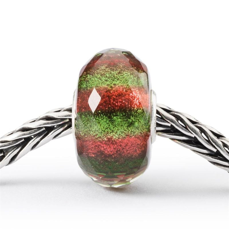 Perle Trollbeads en verre facetté avec rayures scintillantes vertes et rouges sur une chaîne en arge