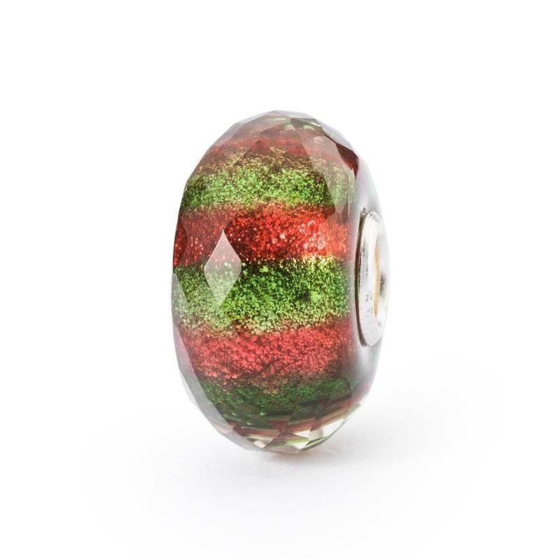 Vue de profil de la perle de verre facettée Trollbeads, montrant son cœur en argent et ses éclats ve