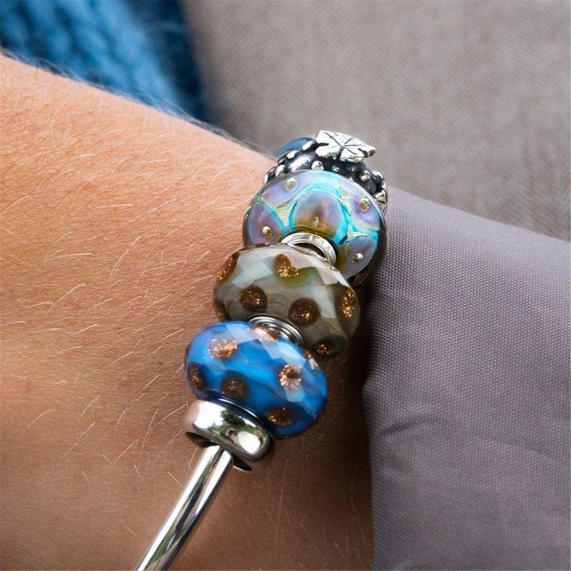 Perle Trollbeads Rivière d'Or Verre Bleu sur bracelet, ambiance élégante et dorée