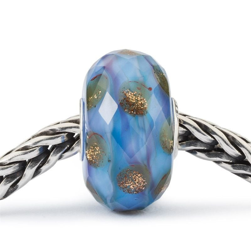Packshot de la perle Trollbeads Rivière d'Or en verre bleu, édition limitée, sur fond neutre.