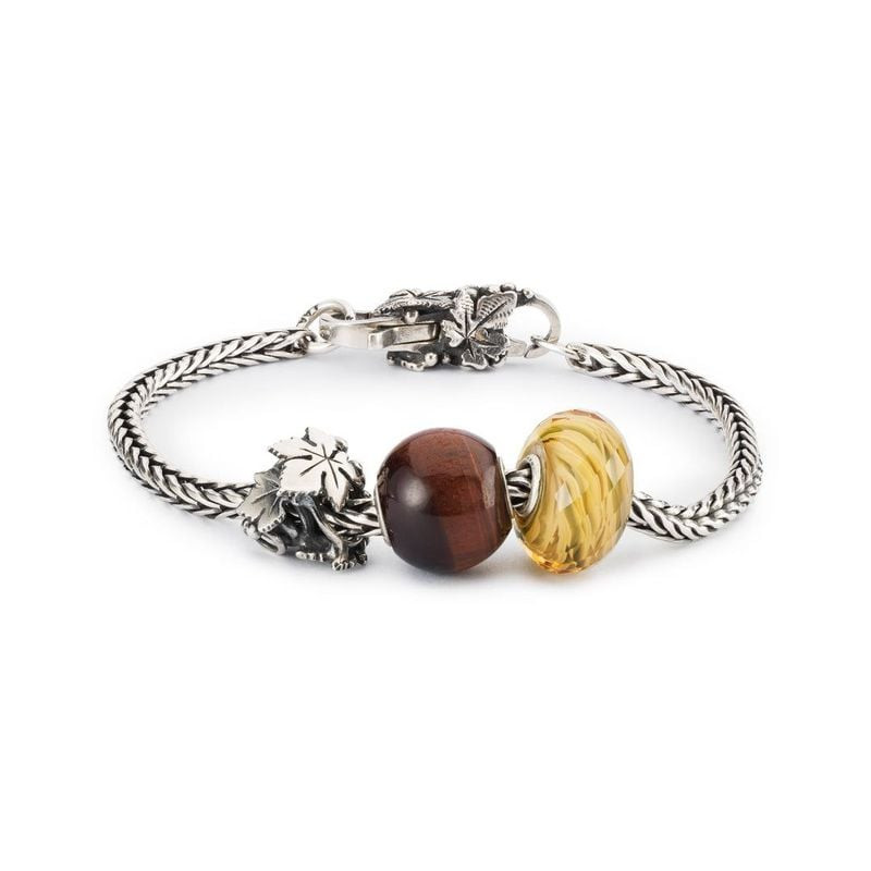 Perle Trollbeads Rayons de Soleil Verre Jaune portée sur un bracelet, dans une ambiance chaleureuse 