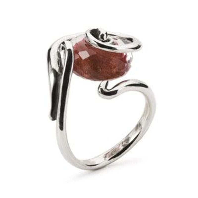 Perle Trollbeads Saint-Valentin Je T'aime Verre posée sur fond doux, édition limitée 2021