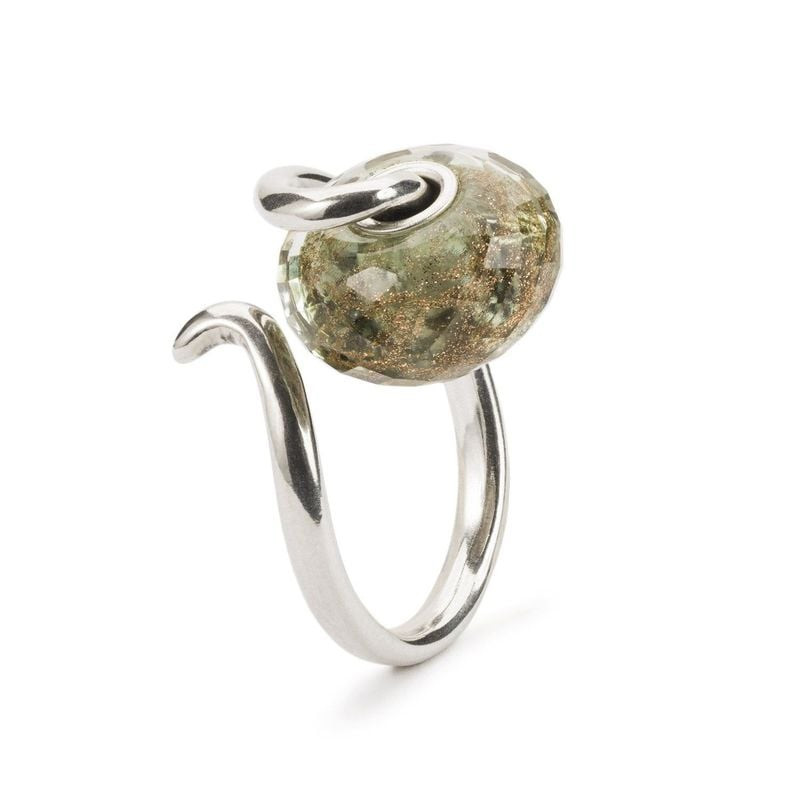 Image d’ambiance de la Perle Trollbeads Carefree Facettée Verre Vert Doré sur bracelet.