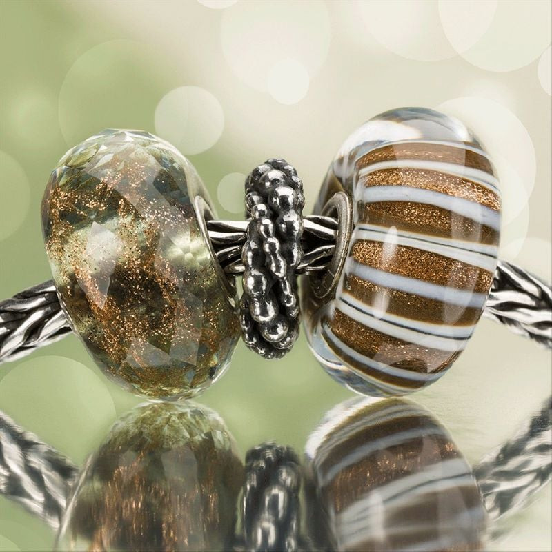 Image d'ambiance de la Perle Trollbeads Carefree Facettée Verre Vert Doré, éclatante et artisanale