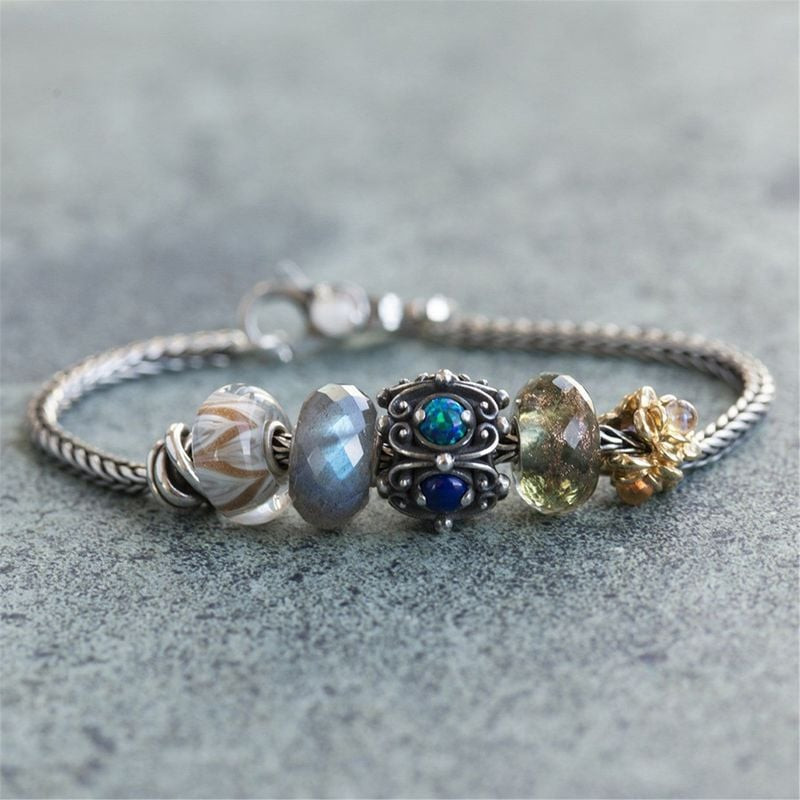 Perle Trollbeads Carefree Facettée Verre Vert Doré, bijou artisanal vert et doré dans une ambiance l