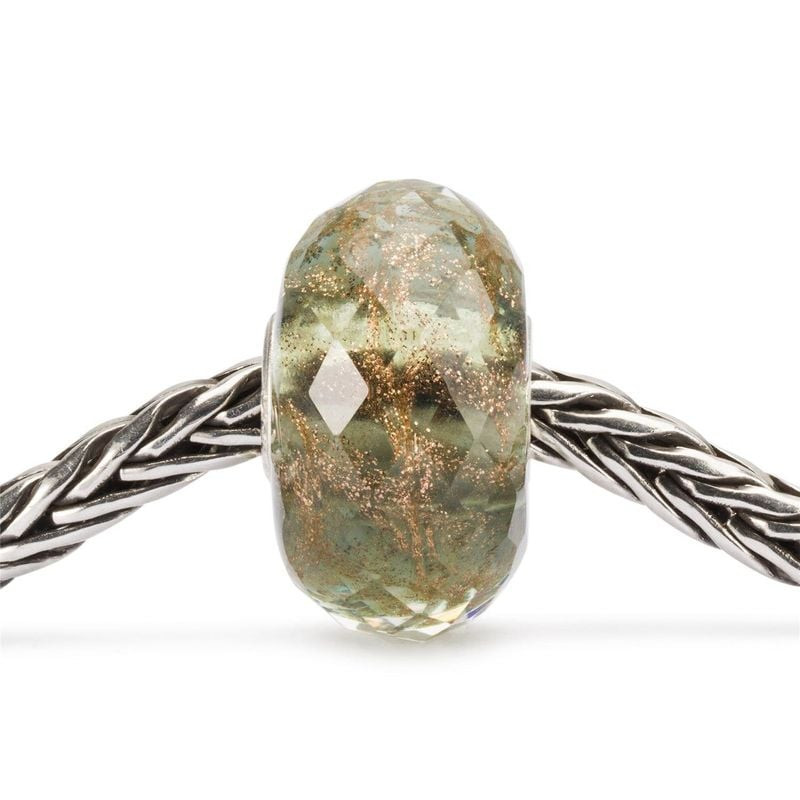 Packshot Perle Trollbeads Carefree Facettée Verre Vert Doré sur fond blanc