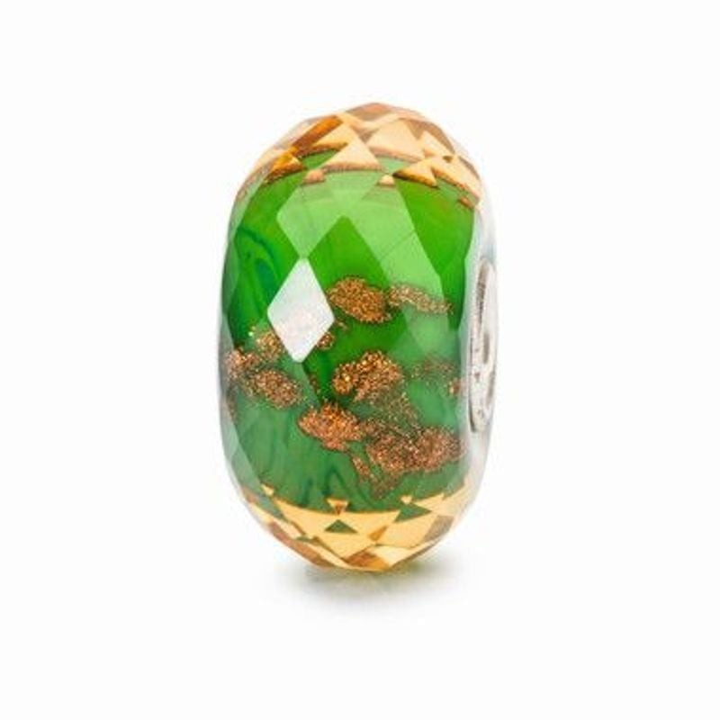 Breloque Trollbeads en verre vert facetté avec paillettes de cuivre et embouts dorés, sur fond blanc