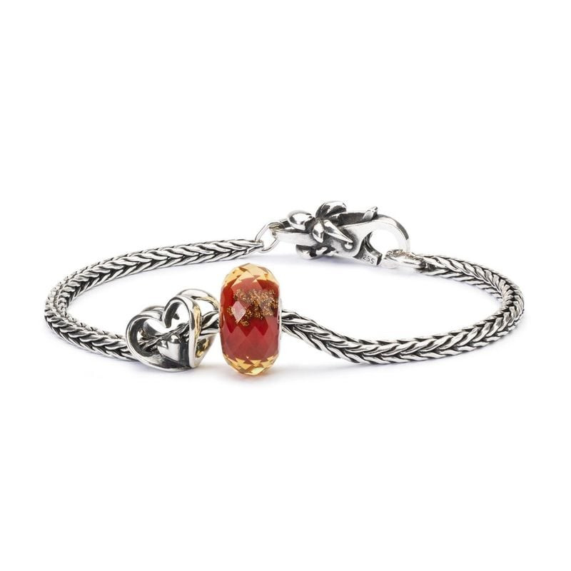 Charm Trollbeads rouge facetté sur bracelet argent tressé avec fermoir cœur et mousqueton