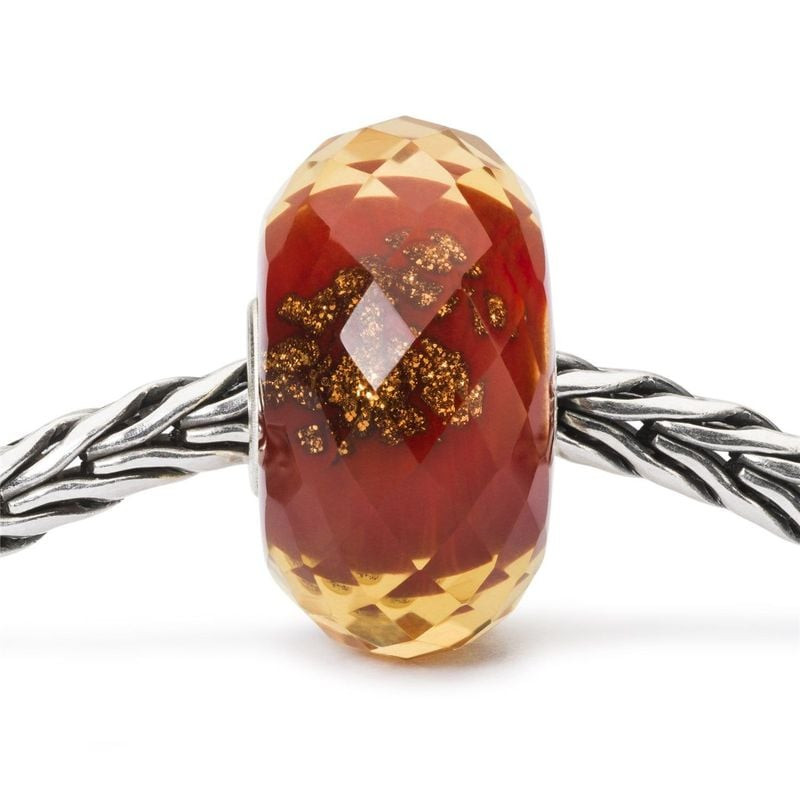 Perle de verre TROLLBEADS Scintillement rouge enfilée sur une chaîne Trollbeads en argent tressé