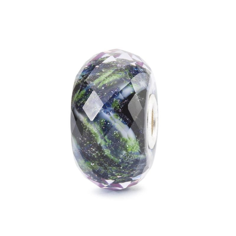 Packshot de la Perle Trollbeads Féérie des Aurores Boréales Verre Bleu aux reflets argentés, verts e
