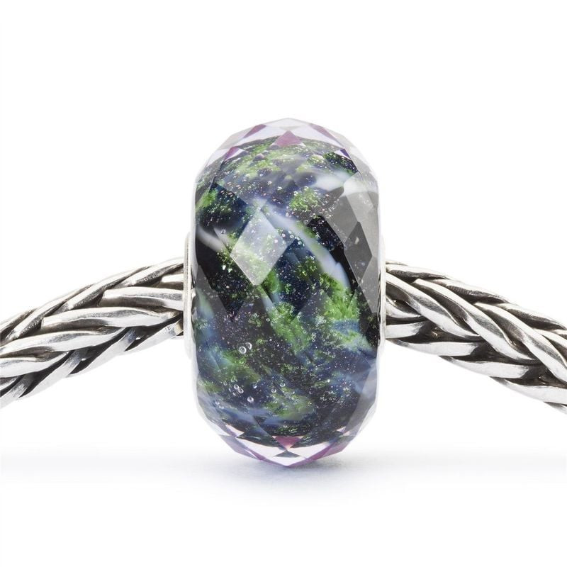 Packshot de la Perle Trollbeads Féérie des Aurores Boréales Verre Bleu, perle en verre facetté aux r