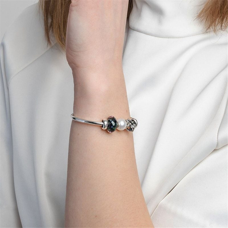 Lifestyle : Perle Trollbeads Féérie des Aurores Boréales Verre Bleu portée sur un bracelet, reflets 