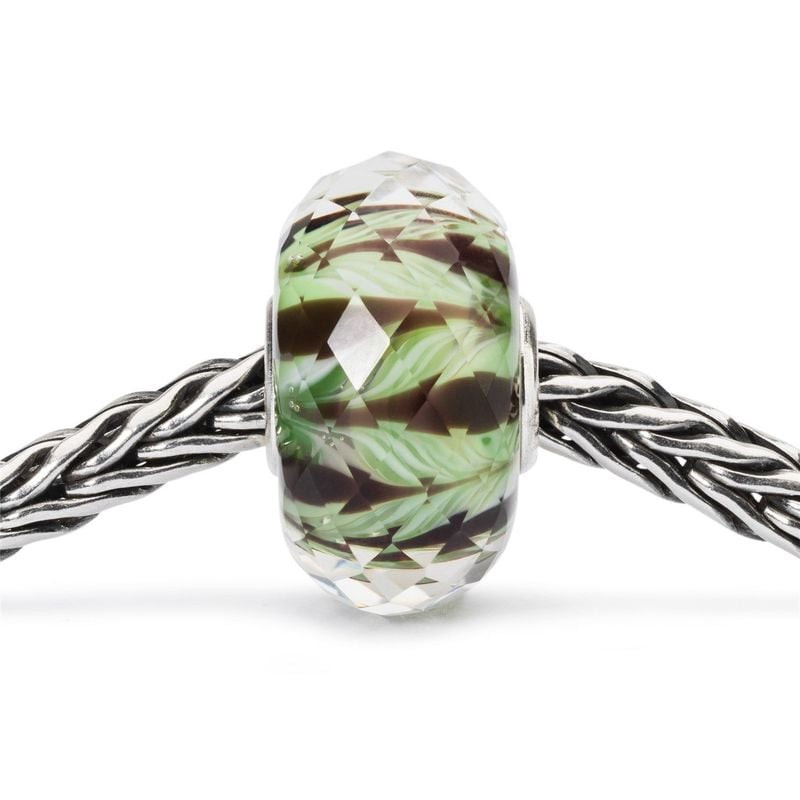 Perle Trollbeads Jungle en verre de Murano enfilée sur un bracelet chaîne tressée en argent sterling