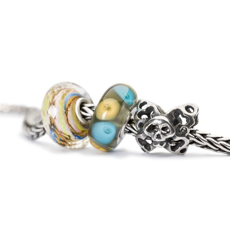 Vue détaillée de la Perle Trollbeads Festival Spirale Verre Multicolore aux spirales pastel et éclat