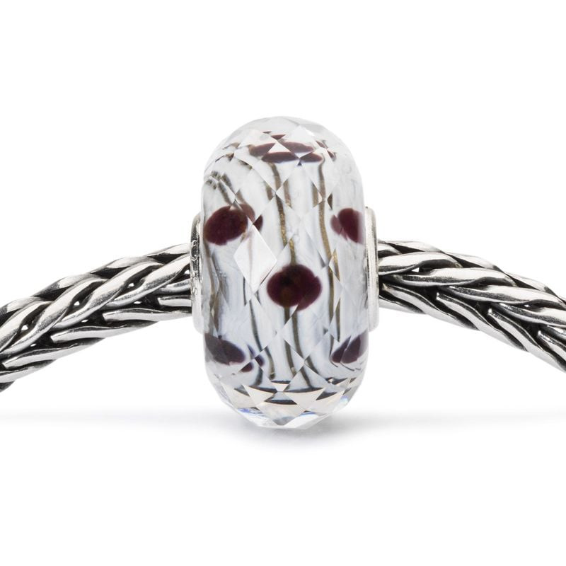 Perle Trollbeads Rêves polaires Verre Bleu et Blanc, gros plan sur verre Murano bleu et blanc.