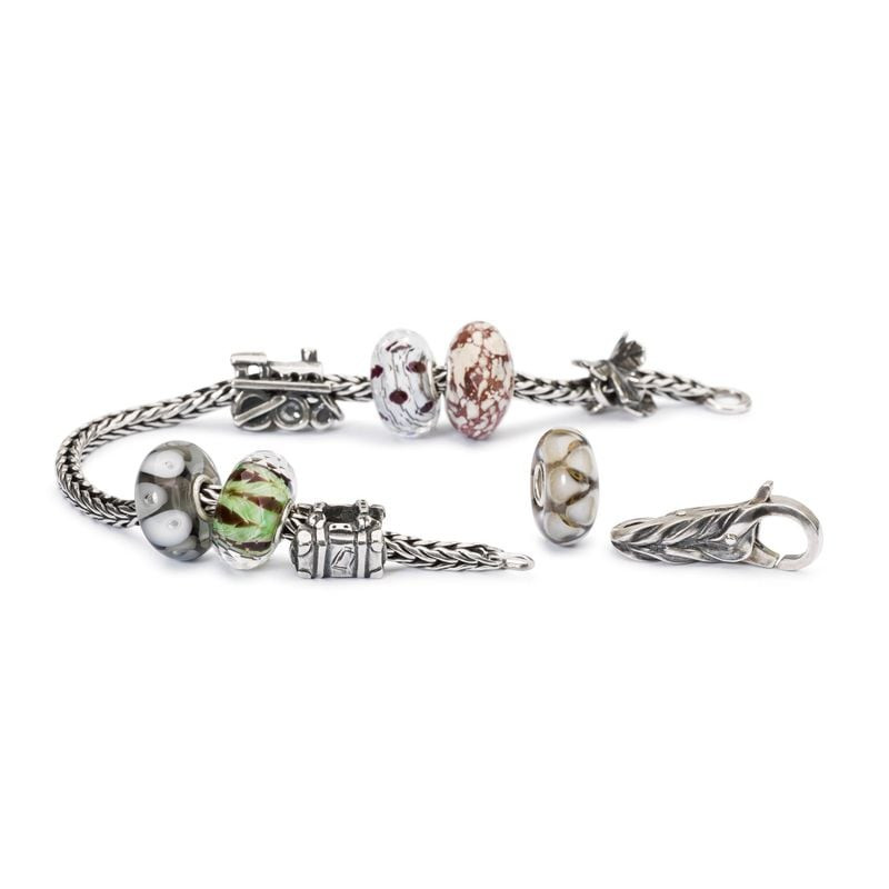 Perle Trollbeads Rêves polaires Verre Bleu et Blanc sur fond hivernal, éclat argenté