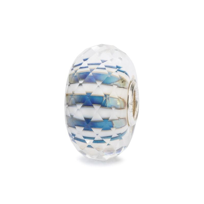 Perle Trollbeads Ciel Dégagé en verre de Murano facetté, rayures blanc et bleu aquarelle, vue de côt