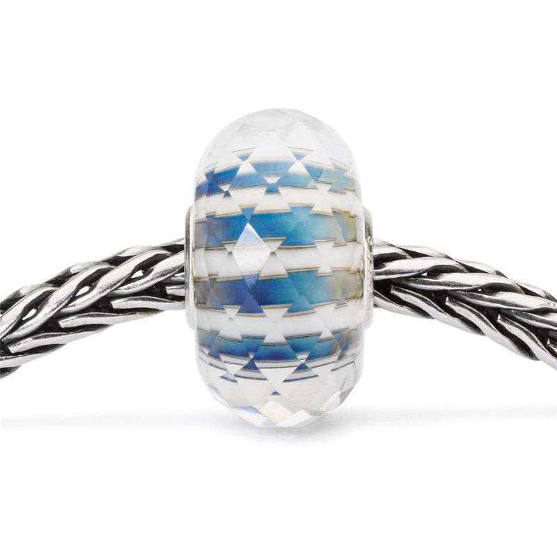 Perle de verre Trollbeads Ciel Dégagé enfilée sur une chaîne Trollbeads en argent massif poli, vue d