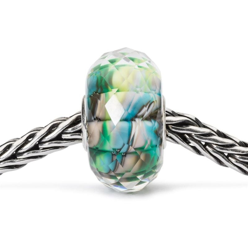 Packshot de la perle Trollbeads Paisible Horizon Verre Vert, verre artisanal vert, brun et bleu