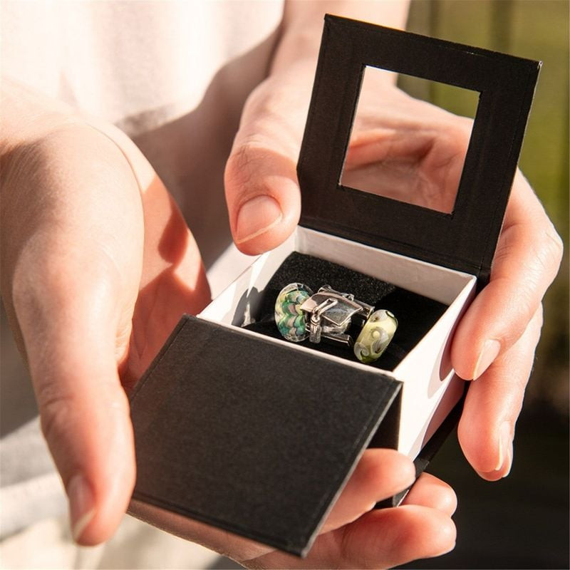 Perle Trollbeads Paisible Horizon Verre Vert portée sur un bracelet TROLLBEADS dans un cadre naturel