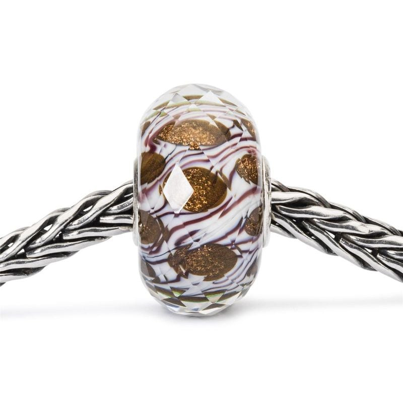 Perle de verre TROLLBEADS Île déserte enfilée sur un bracelet chaîne en argent Trollbeads, fond blan
