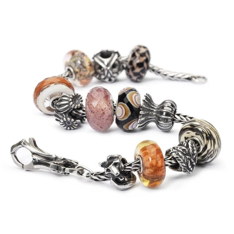 Perle Trollbeads Forest Glam Facettée Verre Multicolore dans un cadre forestier automnal, reflets mu