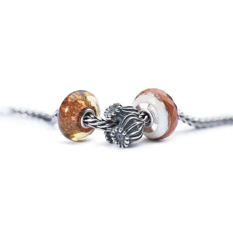 Perle Trollbeads Forest Glam Facettée Verre Multicolore dans une ambiance forestière automnale