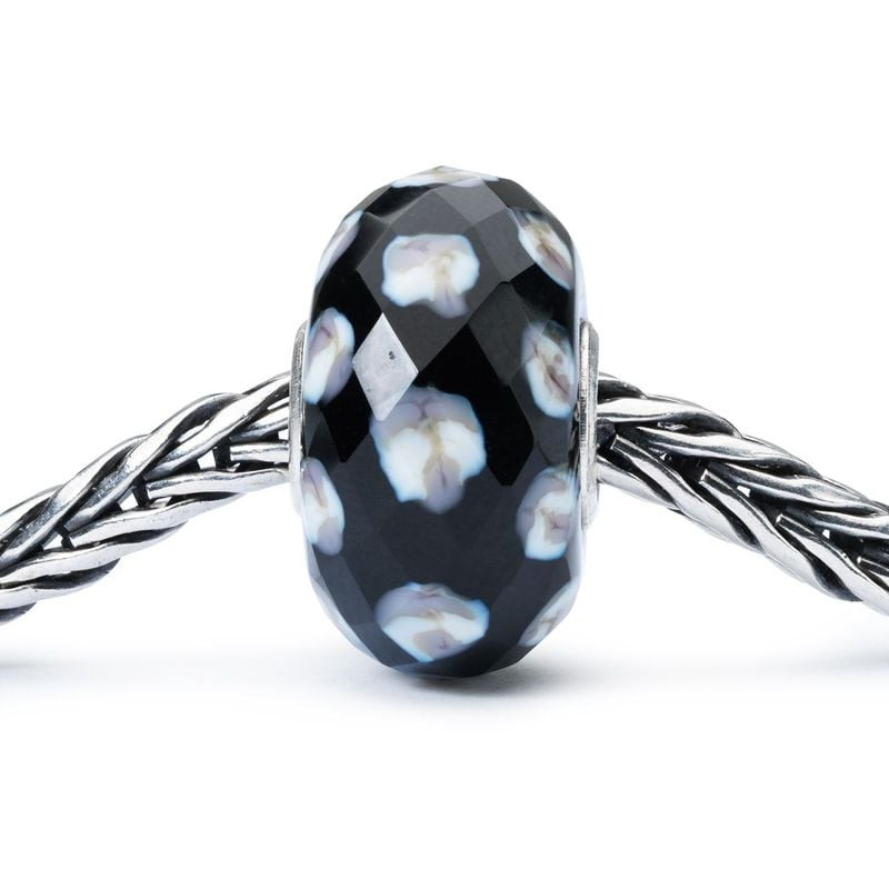 Perle de verre Trollbeads Gouttes de pluie enfilée sur un bracelet Trollbeads en argent tressé, fini