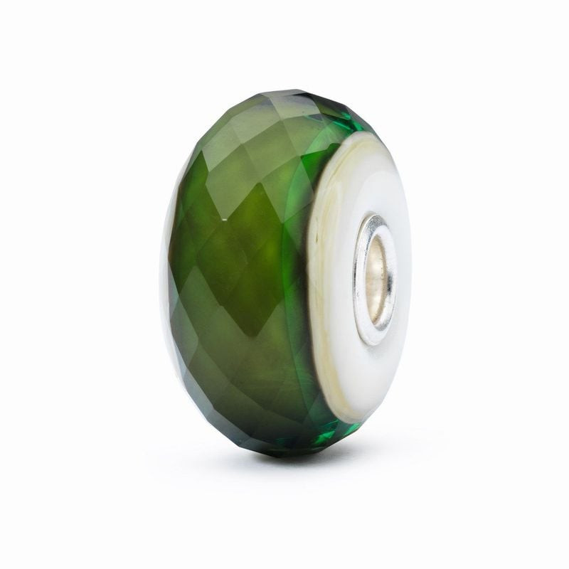 Perle Trollbeads Vert furtif en verre vert facetté à cœur doublé d'argent sur fond blanc
