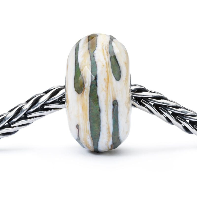Perle de verre Trollbeads Rameaux de Saule enfilée sur un bracelet chaîne en argent tressé Trollbead