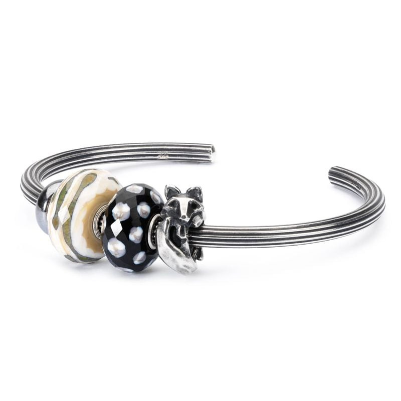 Perle en verre Trollbeads Rameaux de Saule sur un bracelet jonc en argent Trollbeads avec des breloq