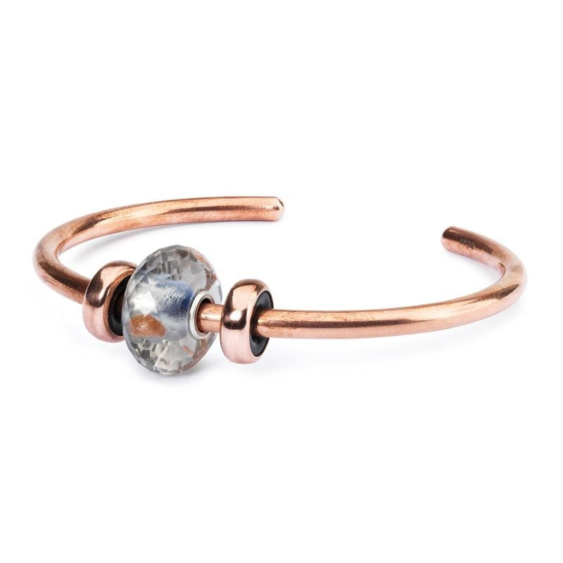 Ambiance élégante avec la Perle Trollbeads Éclat du Jour Facettée Verre Gris aux reflets cuivrés