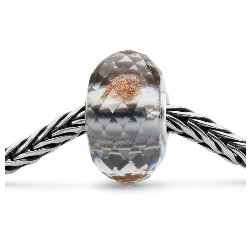 Vue détaillée de la Perle Trollbeads Éclat du Jour Facettée Verre Gris, éclats cuivrés et cœur argen