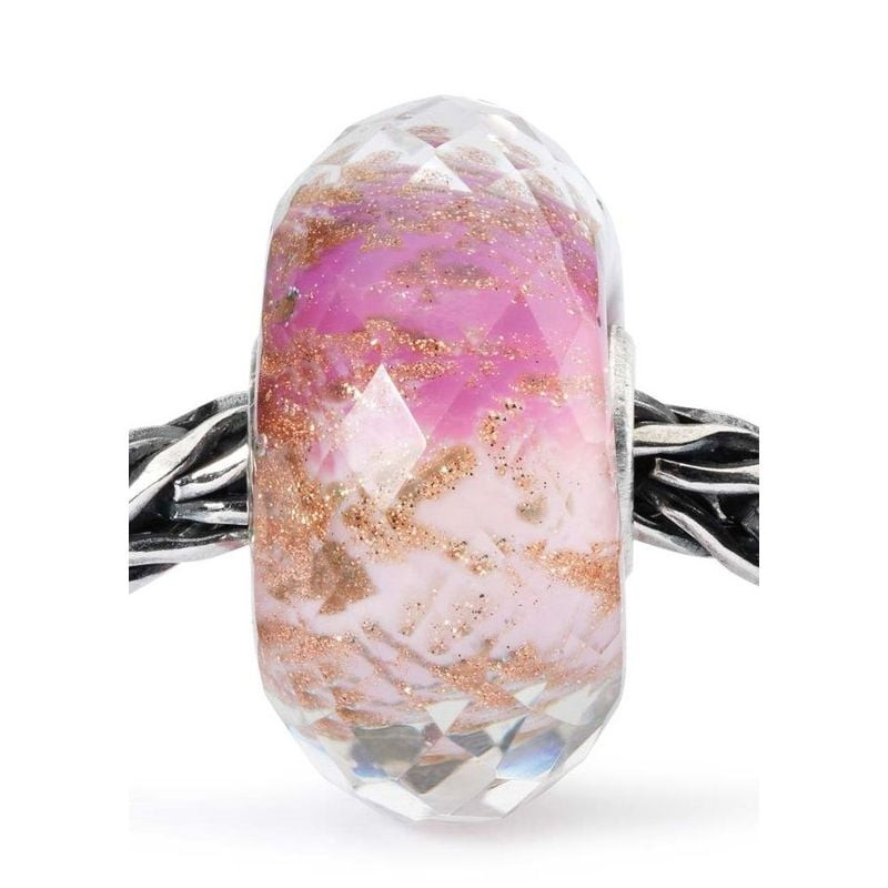 Packshot de la Perle de Charme Trollbeads à Facettes Verre de Murano Rose sur fond blanc