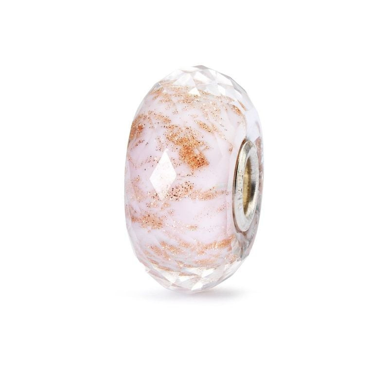 Vue de côté de la perle en verre facetté Trollbeads À l'ombre de fleurs, âme en argent et volutes ro