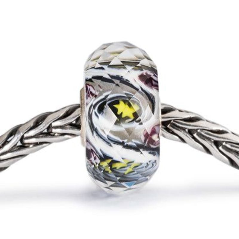 Perle Trollbeads Espoir à Facettes Verre de Murano dans une ambiance chaleureuse et lumineuse.