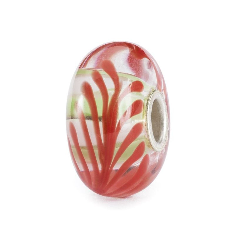 Perle de verre Trollbeads Winged Unity vue de biais, motif d'aile rouge, rayures vert pâle et cœur e