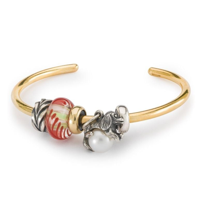 Perle de verre Winged Unity sur un jonc doré avec breloques Trollbeads éléphant argent et perle