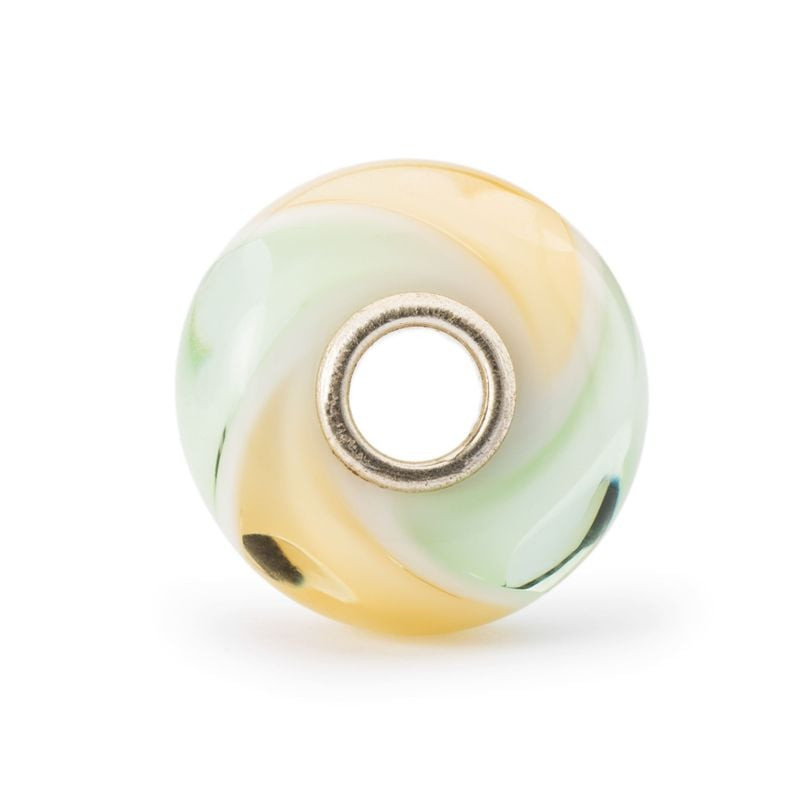 Vue de côté de la perle en verre Trollbeads Paradis du Tatou avec noyau en argent et motif tourbillo