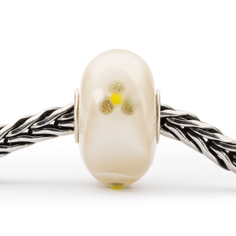 Perle en verre ivoire Trollbeads Paradis du Tatou enfilée sur une chaîne argent tressée, vue de face