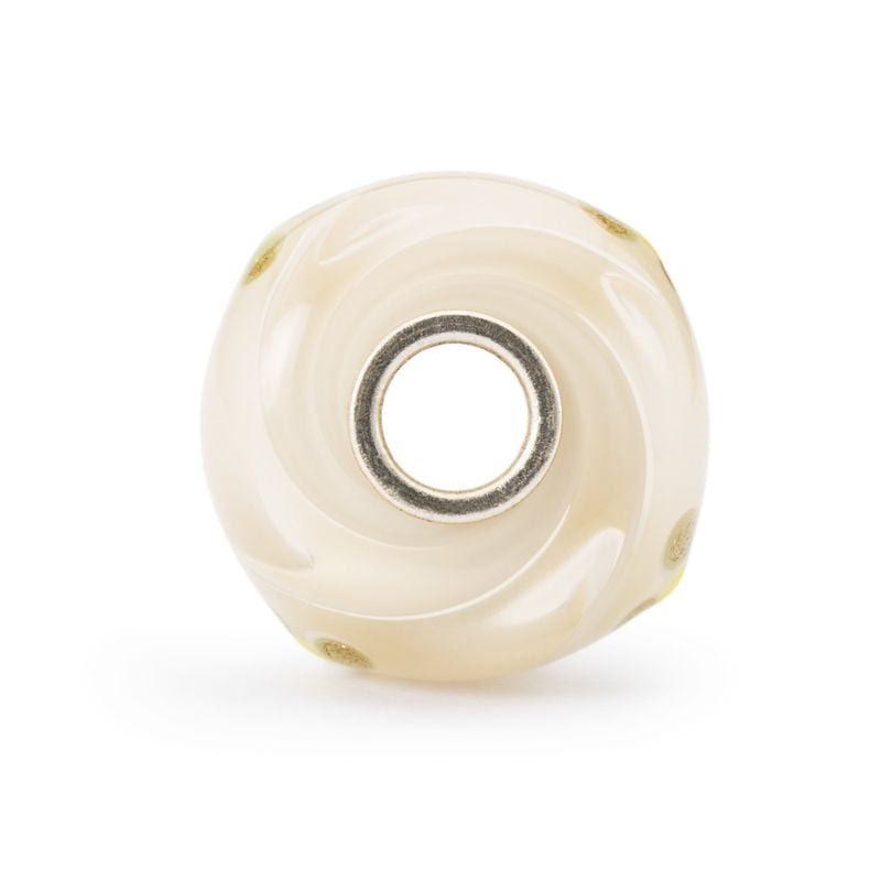 Vue de dessus de la perle Trollbeads en verre ivoire avec son âme en argent poli et sa forme arrondi